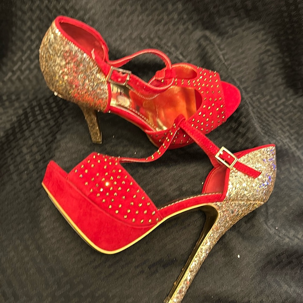 Mascotte Red & Gold 5.5” Heel. Size 8